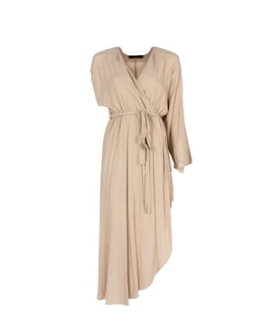 Asymmetrisches Kleid ist ein Vorschlag für diejenigen, die einen ungewöhnlichen Stil und einzigartiges Design schätzen.

Mit eingearbeitetem Gummiband in der Taille und zusätzlicher Möglichkeit, in der Taille zu binden, passt sich das Kleid perfekt der Figur an, betont die Taille und fügt weiblichen Charme hinzu.

Mit einem Wickel-Dekolleté, das den Ausschnitt subtil betont, verleiht das Kleid Eleganz und sorgt dafür, dass sich jede Frau darin besonders fühlt.

Hergestellt aus leicht transparentem Material, das ihm Leichtigkeit und Flüchtigkeit verleiht, ist es ideal für Sommerabende und besondere Anlässe.

Aus hochwertigem Stoff gefertigt, garantiert das Kleid Tragekomfort und Haltbarkeit, so dass es Ihnen über viele Saisons hinweg dienen wird.
