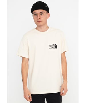 The North Face Scrap Berkeley California T Shirt . - - . Overdruk op de voor- en achterkant . - - . Ruwe stof . - - . Eenvoudige en comfortabele snit . - - . Kleur: Raw Undyed.