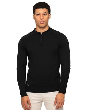 El Jersey Polo para Hombre de Enzo Milano es una mezcla refinada de diseño clásico y detalles modernos. Confeccionado con un cuello tipo cutaway y un cierre de media cremallera, este jersey ofrece un aspecto pulido con la conveniencia de una ventilación ajustable. Fabricado con un tejido de punto de primera calidad, garantiza calidez y comodidad mientras mantiene una apariencia sofisticada. Los puños y el dobladillo acanalados proporcionan un ajuste a medida, añadiendo estructura al diseño. Una pequeña placa con el logo de Enzo, situada cerca del dobladillo, muestra sutilmente el toque distintivo de la marca. Este versátil jersey polo es perfecto para añadir un toque de elegancia a atuendos tanto casuales como smart-casual.