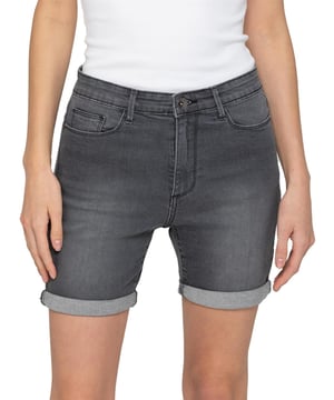 Ervaar ultiem comfort en stijl met de Dames Skinny Stretch Shorts van Enzo! Gemaakt van hoogwaardig denim, hebben deze jeans 2 voorzakken, 2 achterzakken en 1 muntzak, evenals een handige ritssluiting. Maak je look compleet met het merklabel Pu op de achterkant.