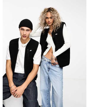 Tops by Dickies Low-key layering V-neck Zip fastening Logo patch to chest Functional pockets Regular fit Unisex styleSold By: Asos