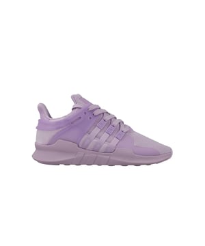 Der Womens EQT Support ADV "Purple Glow" verleiht seiner progressiven Laufkonstruktion einen farbenfrohen einfarbigen Look. Das Obermaterial aus Stretch-Mesh ist komplett in Purple Glow gehalten und wird durch die Drei-Streifen-Gewebebänder und das TPU-Fersen-Overlay ergänzt. Unter dem Fuß sorgt eine EVA-Zwischensohle für Dämpfung, während der monochromatische Look beibehalten wird.