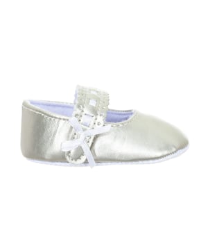 Flexibele babyschoentjes.
 Buitenkant van polyleer met glanzende afwerking.
 Bandsluiting op de wreef met klittenbandsluiting aan de zijkant.
 Strikdetail aan de zijkant.
 Zachte textiel binnenkant.
 Microvezel zool.
 Naden in toon zichtbaar.
 Samenstelling: Buitenkant: Polyleer; Binnenkant: Textiel; Zool: Textiel
 Onderhoud:
Reinigen met een natte doek.