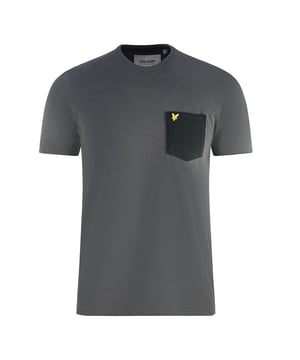 Camiseta gris oscuro con bolsillo en contraste de Lyle & Scott. Camiseta gris con logo en el pecho de la marca Lyle & Scott. Esta camiseta atemporal de Lyle & Scott es esencial para cualquier guardarropa. Confeccionada con algodón suave y duradero, esta pieza presenta un diseño de logotipo en el pecho para un acabado clásico. ¡Eleva tu estilo con este clásico atemporal! Cuello redondo, Mangas cortas. 100% algodón. Ajuste regular, se ajusta a la talla real. Estilo: TS831VOG W749