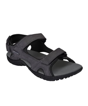 De Haris is onze herenslipper die is ontworpen om uw voeten koel te houden en tegelijkertijd veel ondersteuning te bieden.. De gladde PU-bovenzijde is volledig gevoerd met zachte en rekbare spandex om vervelende wrijving te voorkomen, en de rugband is gedempt voor extra comfort.. Alle drie de banden kunnen worden aangepast voor een perfecte pasvorm en de lichtgewicht zool heeft een supergripvol, slipvrij loopvlakontwerp.. Compleet met schokdempende demping in de tussenzool is de Haris-sandaal perfect voor vakantie of dagelijks gebruik.. Andere vezels/materialen (43%) Polyester (57%).