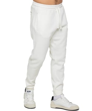 Experimenta el máximo confort en nuestros Pantalones Joggers de corte regular para hombre de Enzo. Fabricados con un suave forro interior de felpa cepillada, estos joggers son perfectos para uso casual. El diseño de pierna con puños y la cintura elástica con cordones proporcionan el ajuste perfecto. Con 2 bolsillos laterales, puedes llevar tus esenciales fácilmente.