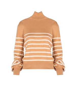 Este suéter de corte ajustado realza la figura, ofreciendo al mismo tiempo el máximo confort gracias a los materiales elásticos que se ajustan perfectamente al cuerpo, sin restringir el movimiento y añadiendo elegancia a cualquier atuendo.

El cuello tipo tortuga no solo añade chic, sino que también proporciona calor en los días más fríos, protegiendo el cuello del viento y el frío; es una solución práctica que funciona bien tanto en conjuntos diarios como en ocasiones más formales.

Las mangas y el bajo acabados en puño aseguran un ajuste perfecto y conservación de calor, al mismo tiempo que le dan al suéter un aspecto moderno que combina perfectamente con diferentes elementos de vestuario.

En la nuca, un detalle de marca es un acento sutil pero llamativo que atrae la mirada y subraya el carácter lujoso del suéter, añadiéndole brillo y exclusividad.

Hecho de tela de alta calidad, este suéter no solo proporciona una suavidad increíble y confort al llevar, sino también excelente aislamiento térmico, lo que lo hace una opción ideal para los días más fríos.