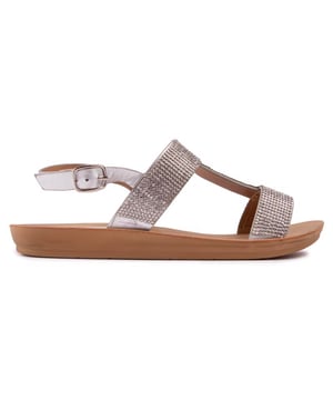 Termina tu look de verano con estos relucientes. Cómodas sandalias planas Solesister Pippa para mujer con tiras superiores con adornos brillantes y una correa ajustable en el talón. Estos zapatos planos fáciles de usar tienen un aspecto deslumbrante y son flexibles. Suela ligeramente acuñada.