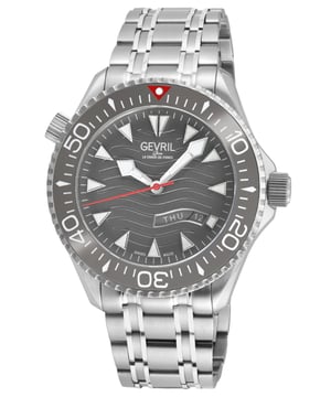 El reloj automático Gevril 48832B para hombres Hudson Yards es una obra maestra que combina diseño y funcionalidad. Parte de la Colección Divers, se inspira en el vibrante lado oeste inferior de Manhattan. Con siete estilos distintivos, satisface tanto la exploración submarina como la alta cocina. Las esferas del reloj vienen en negro clásico, verde vibrante o azul de buceo, combinadas con acero inoxidable dorado o plateado. Alimentado por los movimientos automáticos suizos Sellita, cuenta con una resistencia al agua de hasta 300 metros y una válvula de liberación de helio.

La pulsera, que se asemeja a una vía de tren bien construida, es duradera y elegante. Los marcadores luminosos y un bisel giratorio de cerámica añaden un toque de estilo. Este reloj trasciende de las profundidades oceánicas a las alturas de los restaurantes con estrella Michelin, epitomizando la opulencia y la funcionalidad. Las características clave incluyen una caja de acero inoxidable de 43 mm, bisel de carburo negro, función de fecha/día, fondo de caja de exhibición y una pulsera de buceo con extensión de IPYG en dos tonos. Con cristal de zafiro anti-reflejante, es resistente al agua hasta 300 metros, impulsado por el movimiento automático suizo Sellita SW220-1.