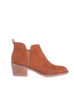 Womens Rocket Dog York Ankle Boots in cognac.- Faux suede upper.- Slip on style.- Pull on with back pull tab and elastic gore entry.- Microfiber lining.- Rubber sole with chunky stacked heel.- Ref: YORKGL