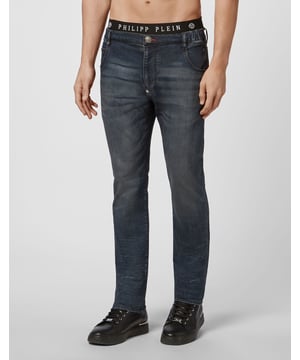 Stretch stone washed denim track pants met geplaatste slijtage. Een nieuw leren label met logo is genaaid onder de rechter achterzak. Elastische tailleband. Pasvorm: Jogging.