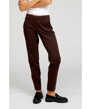 Performance Pants von TeeShoppen Dies ist ein Paar unserer beliebten Performance Pants™. Mit dieser Hose erzielen Sie einen Look, der sowohl stilvoll als auch bequem ist, denn die braune Hose passt in jeden Kleiderschrank und zu jedem Outfit. Wenn Sie hohe Ansprüche an die Funktionalität und Qualität Ihrer Kleidung stellen, ist die Perform-Kollektion von TeeShoppen genau das Richtige für Sie. Wir haben diese Kollektion entwickelt, um die besten Kleidungsstücke für Sie herzustellen. Wir verwenden weiche, bequeme und dehnbare Materialien, damit Sie sie den ganzen Tag tragen können. Hier sehen Sie eine Hose in der Farbe Braun.
  Welche Größe haben die Hosen?  Die Hosen können in 18 verschiedenen Größen ausgewählt werden. Siehe und wählen Sie die Größe unter "Größe".
 Die Größen sind für Frauen angepasst.
  Über TeeShoppen Bei TeeShoppen haben wir unser eigenes Sortiment entwickelt. Unser Sortiment besteht aus verschiedenen coolen Basisartikeln, die in jeden Kleiderschrank passen. Und wir machen keine Kompromisse bei Qualität und Design. Die Kleidungsstücke sind aus luxuriösen Materialien gefertigt, die sich angenehm tragen lassen und für jede Gelegenheit gestylt werden können. Möchten Sie einen zeitlosen Anbieter von Mode für Männer und Frauen? Bei TeeShoppen zahlen Sie nicht für teure Marken und Kosten - nur für Qualität und Service. Wir erweitern ständig unser Sortiment, so dass Sie bei uns immer die neueste Mode kaufen können.