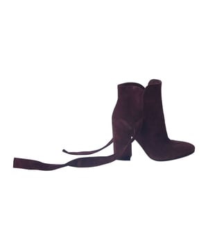 VINTAGE, RRP AS NEW
The Leslie ankle boots from Gianvito Rossi have been handmade in Italy, and will be the pair you turn to for all fall-winter styling needs. Supple in burgundy suede, they have sophisticated tonal touches throughout – with ankle tie and comfortable rubber soles.

Gianvito Rossi Leslie Ankle-Tie Boots in Burgundy Suede
Color:   burgundy
Size: EU39.5
Material:   Suede
Condition: very good
Sign of wear: dirt on soles
SKU: 207275