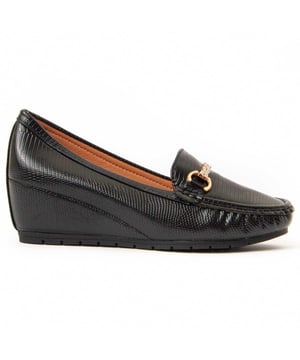 Mocasín de cuña para mujer. Calce cómodo. Fabricado por otras marcas para nuestra marca. Medidas aproximadas: 5 cm de cuña.