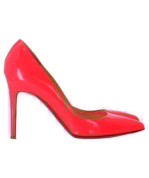 VINTAGE, RRP WIE NEU  
Betreten Sie zeitlose Eleganz mit den Christian Louboutin Pigalle Pumps aus rotem Nappa-Leder. Diese ikonischen Pumps sind aus weichem, luxuriösem roten Nappa-Leder gefertigt und bieten einen mutigen, gleichzeitig raffinierten Look. Die schlanke, spitze Zehenpartie und die klassische Silhouette strecken die Beine, während die charakteristische rote Louboutin-Sohle bei jedem Schritt einen Hauch von unverwechselbarer Farbe hinzufügt. Bekannt für ihren schmeichelhaften Sitz und ihr vielseitiges Design, ermöglichen diese Pumps einen reibungslosen Übergang vom Tag zur Nacht und sind die perfekte Ergänzung für jede Garderobe. Ob Sie sich für einen besonderen Anlass herausputzen oder Ihrem Alltagsstil Sophistication verleihen, die Pigalle Pumps sind der Inbegriff von zurückhaltendem Luxus und heben jedes Outfit mühelos hervor.

Christian Louboutin Pigalle Pumps aus rotem Nappa-Leder

Zustand: Gut  
Gebrauchsspuren: Kleinere Abnutzungserscheinungen, gebraucht, aber gut gepflegt. Mäßige Faltenbildungen und Flecken an der Oberfläche, Abnutzung an den Sohlen oder ersetzte Sohlen.  
Verpackung: Keine  
Farbe: Rot  
Material: Leder | Nappa-Kalbsleder  
Größe: EU | 38,5/US8,5/UK5,5  
Maße: Absatzhöhe: 100; Innensohlenlänge: 250  
SKU: NAPPUITSH448405W