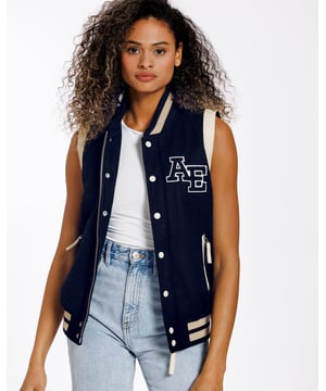 Een varsity gilet van hoge kwaliteit. Een moderne klassieker die altijd in stijl blijft. De jas is gemaakt van schapenwol. Aan beide zijden zitten ritszakken. De ritssluiting aan de voorkant van het jack kan worden gesloten met drukknopen.