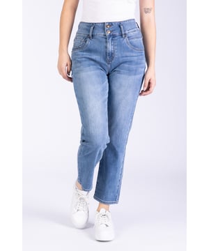 Die Highwaist-Jeans Ayla kommt in einer Cropped-Länge und ist gerade geschnitten