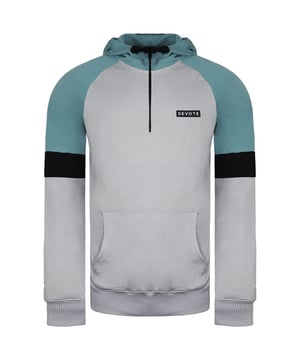 De Devote London Drew Mens Grey/Teale Hoodie is een stijlvolle en comfortabele hoodie die perfect is om elke dag te dragen. Hij is gemaakt van een zachte en lichtgewicht katoenmix die perfect is om in laagjes te dragen. De hoodie heeft een ronde hals, een relaxte pasvorm en een kangoeroezak, waardoor het een veelzijdige optie is die zowel omhoog als omlaag gekleed kan worden.

De hoodie is gemaakt van een mix van 60% katoen en 40% polyester. Deze mix maakt de hoodie zacht, lichtgewicht en duurzaam. De hoodie heeft ook een relaxte pasvorm, waardoor hij comfortabel zit. De ronde hals is een klassieke halslijn die zowel stijlvol als comfortabel is. De kangoeroezak is praktisch en perfect om kleine spullen in op te bergen.

De hoodie heeft een opvallend grijs en groenblauw kleurenschema. Het grijs is een neutrale kleur die perfect te combineren is met andere kleuren, terwijl het groenblauw zorgt voor een vleugje helderheid. Het kleurenschema is perfect voor een casual look, maar kan ook worden aangekleed voor formelere gelegenheden.

De hoodie heeft een Devote London logopatch op de borst. Het logo is klein en ingetogen, zodat het niet afdoet aan de algehele look van de hoodie.

De hoodie kan in de wasmachine, dus hij is gemakkelijk te onderhouden. Het is ook een relatief betaalbare hoodie, dus hij heeft een goede prijs-kwaliteitverhouding.

Over het geheel genomen is de Devote London Drew Mens Grey/Teale Hoodie een goede keuze voor mannen die op zoek zijn naar een stijlvolle en comfortabele hoodie die perfect is om elke dag te dragen. Het is een goede optie voor mannen die een relaxte pasvorm en een ronde hals willen.
