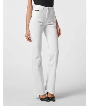 Bekijk het elegante figuur van deze stretch stone washed denim 5 pocket flare broek. Enkele metalen knoopsluiting. De saffiaanleren patch met de PP Hexagon is op de rechterachterzak genaaid. Gestikt met twee naalden.