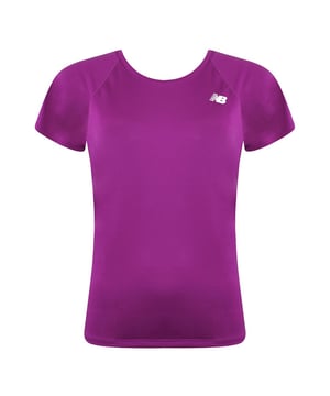The New Balance Core Run Tee is made of lightweight consturction to deliver the freedom of movement. The flat lock seams are a chafe preventative to provide longer endurance. Paired with a staple round neck, and signature New Balance branding to complete to look.