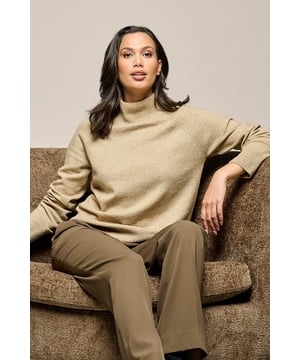 Ontdek de perfecte harmonie tussen stijl en comfort met de gebreide zandkleurige trui van Mart Visser. Gemaakt van een luxueuze mix van materialen zoals polyester, nylon, acryl, wol en elastaan, biedt deze trui niet alleen warmte maar ook een verfijnde uitstraling. Met een comfortabele col, ribboorden en raglanmouwen biedt deze trui een eigentijdse twist aan een klassiek ontwerp. Of je nu op zoek bent naar een casual outfit voor dagelijks gebruik of een meer formele look voor een speciale gelegenheid, deze trui biedt veelzijdigheid en stijl in één.
