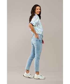 Ontdek de nieuwe must-have voor je garderobe: de Utah denim broek in lichtblauw! Deze 5-pocket slim-fit jeans biedt een perfecte balans tussen stijl en comfort, dankzij de stevige ultra-stretch stof die zorgt voor een ideale pasvorm. De hoge taille en enkellange broekspijpen accentueren prachtig het vrouwelijke silhouet. Het stretchdenim sluit mooi aan op je lichaam, waardoor je de hele dag comfortabel blijft. De gerafelde raw edge zoom en de subtiele distressed details aan de onderkant van de broekspijpen geven de jeans een trendy, edgy uitstraling. Wat deze broek extra speciaal maakt, is het geborduurde ontwerp op de achterzak, geïnspireerd door de tatoeage van Caroline Tensen van twee duifjes, symbool voor eeuwige liefde. Draag de Utah jeans met een denimblouse of combineer ze met een verfijnde geborduurde blouse zoals de Nottingham voor een stijlvolle look!
