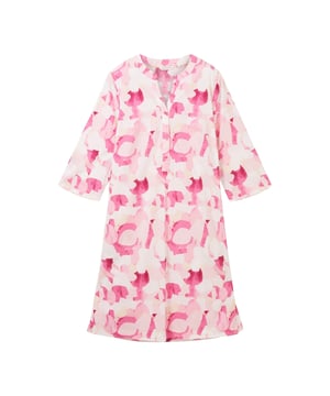 Deze jurk combineert tijdloze elegantie met moderne luchtigheid. Het knielengte model en de flatterende V-hals benadrukken een vrouwelijk silhouet, terwijl de zachte, vloeiende stof het comfortabel maakt om te dragen. De stoffen ceintuur, die individueel geknoopt kan worden, benadrukt stijlvol de taille en biedt flexibele stylingopties. Met zijn korte mouwen en veelzijdige pasvorm is deze jurk de perfecte metgezel voor zonnige dagen, speciale gelegenheden of alledaags gebruik - altijd comfortabel en stijlvol.