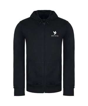 De Devote London Dove Mens Black/White Hoodie is een stijlvolle en comfortabele hoodie die perfect is om elke dag te dragen. Hij is gemaakt van een zachte en lichtgewicht katoenmix die perfect is om in laagjes te dragen. De hoodie heeft een ronde hals, een relaxte pasvorm en een kangoeroezak, waardoor het een veelzijdige optie is die zowel omhoog als omlaag gekleed kan worden.

De hoodie is gemaakt van een mix van 60% katoen en 40% polyester. Deze mix maakt de hoodie zacht, lichtgewicht en duurzaam. De hoodie heeft ook een relaxte pasvorm, waardoor hij comfortabel zit. De ronde hals is een klassieke halslijn die zowel stijlvol als comfortabel is. De kangoeroezak is praktisch en perfect om kleine spullen in op te bergen.


De hoodie heeft een opvallend zwart-wit kleurenschema. Het zwart is een klassieke kleur die perfect te combineren is met andere kleuren, terwijl het wit zorgt voor een vleugje contrast. Het kleurenschema is perfect voor een casual look, maar kan ook worden aangekleed voor formelere gelegenheden.