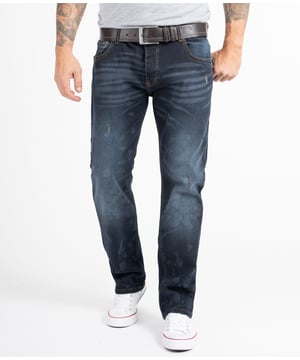 Ein Klassiker für Arbeitsalltag, Freizeit und Urlaub ist die Blue Jeans im Comfort Fit! Viele unserer hell- bis dunkelblauen Herren Jeans gefallen mit coolen Waschungen im Used-Look. Die lässig sitzenden Hosen verfügen über gerade geschnittene Beine, das typische 5-Pocket-Design und ein Rock-Creek Patch. Neben praktischen Bundschlaufen besitzen sie einen Verschluss mit Knöpfen oder Zipper. Unsere Herren Jeans bestehen zu 100% aus Baumwolle oder haben einen hohen BaumwollAnteil. Bei einigen Modellen sorgt ein Stretch-Anteil für die perfekte Passform.