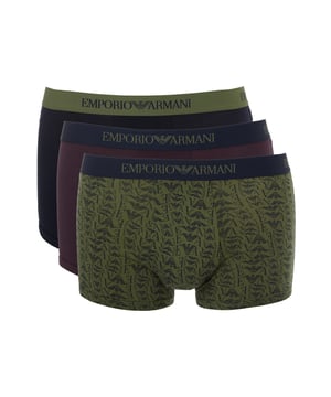 Einfarbige und gemusterte Boxershorts von Emporio Armani im 3er-Pack bieten höchsten Tragekomfort und stilvolles Design. Das Set enthält zwei einfarbige und eine Boxershorts mit Alloverprint. Diese körpernah geschnittenen Boxershorts verfügen über einen elastischen Bund mit dem markanten Label-Schriftzug. Der figurbetonte Schnitt sorgt für eine perfekte Passform und unterstreicht die moderne Ästhetik. Die hochwertige Verarbeitung garantiert Langlebigkeit und Komfort. Wir sind überzeugt, dass dieses Produkt Ihre Erwartungen übertreffen wird.