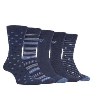 Pack de 5 calcetines Farah con dibujo clásico Un par de calcetines elegantes es esencial para completar cualquier conjunto formal. Estos calcetines de vestir Farah pueden hacer el truco con sus patrones clásicos y ajuste cómodo. Estos calcetines clásicos son ideales para cualquier situación con su mezcla de diseños y colores, siendo fáciles de combinar con cualquier atuendo que lleves. Estos calcetines están fabricados con un 47% de algodón, lo que los hace muy suaves y cómodos de llevar. El algodón también ayuda a regular la temperatura, asegurando que los pies estén frescos en verano y calientes en invierno. Estos calcetines también tienen una parte superior Gentle Grip que se amolda cuidadosamente al contorno natural de la pierna. Esta suave parte superior mantiene los calcetines en su sitio sin la constricción habitual de los puños normales, lo que los hace más cómodos durante largos periodos de uso. Estos calcetines están disponibles en las tallas 6-11 del Reino Unido y se venden en paquetes de 5 pares. Hay muchos modelos y colores disponibles. Detalles adicionales del producto - 5 pares - 6-11 UK - Marca Farah - Parte superior suave Gentle Grip - Muchos estilos / colores - Algodón suave - Transpirable - 47% Algodón 45% Poliéster 7% Nylon 1% Elastano