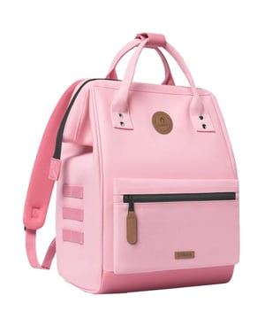 Dieser mittelgroße Unisex-Rucksack mit 23 Litern bietet durchdachten Stauraum und hohen Tragekomfort. Die verstellbaren, gepolsterten Schultergurte sind atmungsaktiv und sorgen für ein angenehmes Tragegefühl. Zwei kurze Henkel lassen sich mittels Lasche verbinden, um den Rucksack bequem in der Hand zu tragen. Die extra große Rucksacköffnung ermöglicht schnellen Zugriff auf das geräumige Hauptfach. Innen befindet sich ein gepolstertes Laptopfach mit Klettverschluss sowie ein praktischer Keychain für den Schlüsselbund. Ein Geheimfach auf der Rückseite bietet zusätzlichen Schutz für Wertgegenstände. Das wasserabweisende, vegane Material macht den Rucksack besonders robust und alltagstauglich. Dank der Kofferschlaufe lässt er sich bequem an einem Trolley befestigen. Als besonderes Feature wird der Rucksack mit zwei auswechselbaren Vordertaschen (Saint Malo& Butterfly Valley) geliefert, die mit Laschen und Druckknöpfen sicher befestigt werden. Ein dezentes, frontales Label rundet das minimalistische Design ab.