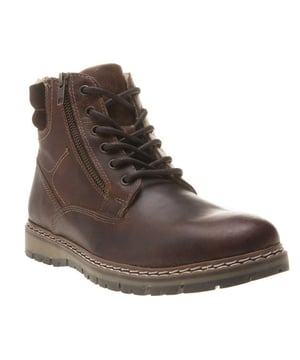 Elegante y resistente. Las botas Sawston para hombre de Redtape están hechas para la aventura. Confeccionado en cuero marrón intenso y forrado con una acogedora piel sintética. Esta bota resistente tiene un acabado fino con una plantilla de espuma acolchada para una comodidad suprema.