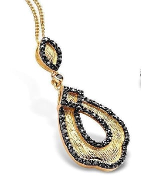 Dieser Orphelia-Anhänger mit Kette in Gold ist aus allergiefreiem 925er Sterlingsilber höchster Qualität gefertigt. Der Orphelia-Anhänger aus 925er Sterlingsilber mit Kette für Damen – Gold PEN-1901-B wird in einer schönen Geschenkbox geliefert und hat eine zweijährige Garantie – das perfekte Geschenk, um sich selbst oder einen geliebten Menschen zu verwöhnen.