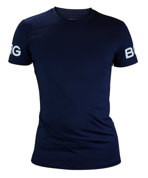 Prepárate para tu próxima carrera con la camiseta Björn Borg de alto rendimiento para hombre. Una camiseta de rendimiento de alta calidad fabricada con material transpirable. Esta camiseta de manga corta está confeccionada con un material transpirable que te mantendrá cómodo y seco mientras te mueves. Viene en un ajuste regular con cuello redondo, una longitud más larga diseñada para incluir ejercicios por encima de la cabeza, y una espalda más larga para una cobertura extra, ideal para correr u otros deportes.Con una construcción de sisa más alta para un movimiento óptimo y el icónico logotipo de Borg en el pecho le da a esta camiseta un toque de estilo que la convertirá en una favorita instantánea en tu armario. Además, está disponible en 3 colores clásicos: La camiseta de manga corta Björn Borg es una camiseta de alto rendimiento confeccionada en un suave tejido elástico de calidad con un 90% de poliéster reciclado. El material es de secado rápido para que no tengas que preocuparte por el sudor mientras entrenas.Esta camiseta está hecha de: 90% Poliéster (Reciclado), 10% Elastano y viene en 4 tallas: Pequeña, Mediana, Grande y X-Grande. Es de manga corta y se puede lavar a máquina.Detalles adicionales del productoCamiseta Björn Borg para hombreDe manga cortaIdeal para el día a díaAdecuada para hacer deporteMaterial transpirableCorte regular y cuello redondoConstrucción de sisa más altaIcónico logotipo de Borg en el brazoSecado rápidoPaneles insertados bajo los brazosViene en negro, blanco o azul marino90% poliéster recicladoDisponible en: S, M, L & XLLavable a máquina