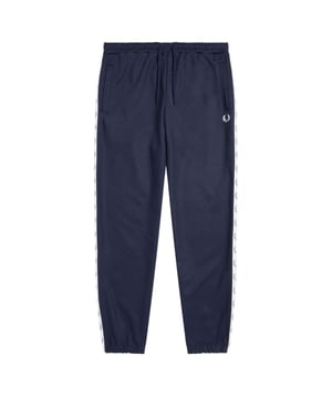 Marineblaue Jogginghose mit Fred Perry-Logo, Markenlogo auf dem linken Bein, elastische Taille und Manschetten, elastische Taille und Bein, 46 % Baumwolle, 54 % Polyester, hergestellt in Portugal, blaue Jogginghose