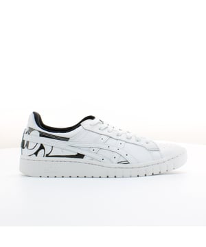 Para celebrar el 90 aniversario de Mickey, la marca Asicstiger ™ ha colaborado con Disney en un paquete exclusivo de Gel-Ptg ™. Las zapatillas de deporte Gel-Ptg ™ se basan en las icónicas zapatillas de baloncesto de los años 80, reconocidas como una de las zapatillas de baloncesto más populares de Japón jamás diseñadas. Una ejecución de cuero con un vampiro perforado lo convierte en una opción transpirable para el uso de todo el día, mientras que una sola de goma proporciona puntos de agarre y pivote muy necesarios en la sola sola permiten movimientos rápidos. El diseño clásico de rayas ASICS y los cordones tonales lo rodean con un borde elegante, mientras que los revestimientos externos y de calcetines impresos de Mickey honran a este querido personaje.