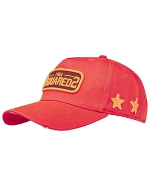 Gorra Roja Bordada DSQUARED2 1964. Gorro Rojo Bordado DSQUARED2 1964. 100% Algodón, Detalle De Estrellas En El Lateral. Gorra de béisbol Dsquared2. Código de estilo: BCM0518 05C00001 5096. Nacido en Canadá bordado en la parte trasera