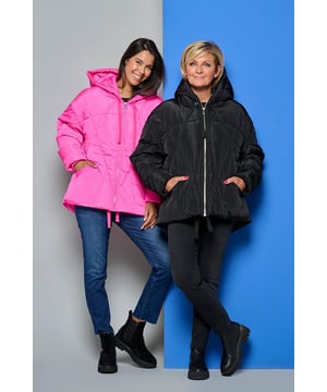 Blijf warm en elegant deze winter met de roze Odda pufferjas! Deze jas biedt zowel comfort als stijl, met een oversized pasvorm die tot op de heup valt. De winterjas is voorzien van praktische steekzakken, een capuchon en verborgen tricot mouwboorden voor extra comfort. De strikkoorden geven een extra stijlaccent, terwijl de zilveren ritssluiting en het ruitpatroon in de stof een verfijnde afwerking bieden. Gemaakt van 100% polyamide en gevuld met 100% polyester, is deze winterjas een waardevolle aanvulling op je garderobe. Draag hem met een blauwe jeans en de zachte Brampton sweater in roze uit de nieuwste collectie van Caroline Tensen by Mart Visser voor een complete look.