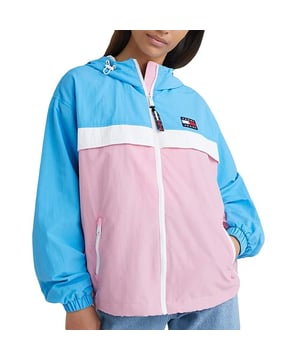 Tommy Jeans Chicago Windbreaker Damen Farbblock Rosa Synthetik. Authentisches Kleidungsstück der Marke Tommy Jeans - Design im Streetwear/Sportswear-Stil von Tommy Jeans - Tommy Jeans für Damen, perfekt für den Alltag - Der rosa Tommy Jeans Windbreaker lässt sich ideal mit dem Rest Ihrer Garderobe kombinieren - Bequemes Synthetikmaterial - klassisch - Chicago Farbblock -