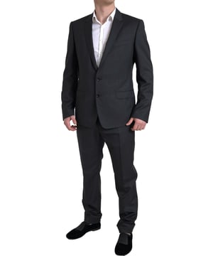 Conjunto de 2 piezas (blazer y pantalones) en color negro  
Estilo de un solo botón con cierre de dos botones  
Ajuste Slim  
Dos bolsillos interiores  
Un ventilación abierta en la parte posterior  
Cierre de cremallera de 3 vías en los pantalones  
Hecho en Italia  
Material: 100% Lana Virgen  
Forro: 36% Viscosa, 34% Acetato, 30% Cupro  
Material: 100% Lana Virgen  