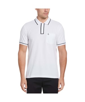 Dit Original Penguin ontwerp borduurt voort op onze klassieke The Earl herenpolo en is gemaakt van 100% organisch katoen voor ademend vermogen en luxe zachtheid. De piquéstof geeft het materiaal een geraffineerde textuur, terwijl de contrastkleurige biezen langs de kraag en manchetten de visuele punch toevoegen waar The Earl bekend om staat. Onze mascotte Pete de pinguïn staat op de borstzak van de polo en voegt zijn zegel van goedkeuring toe aan het ontwerp.