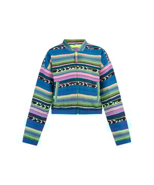 Mit den bunten Bomberjacken von myMo KIDS kommt auch ein kühlerer Sommertagen-Freude auf. Die gewebten Jacken sind aus einem weichen Baumwollgemisch gefertigt und zeigen ein buntes Ethno-Muster mit knalligen Neon-Effekten. Im ganz klassischen Blouson-Stil verfügt sie über einen kleinen Stehkragen und zwei seitliche Eingrifftaschen. Ein weiches Innenfutter krönt das Design.  Bomberjacke