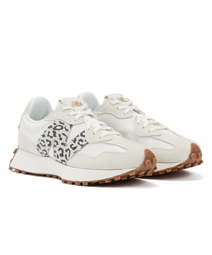 Introductie van de stijlvolle New Balance 327 Animal print logo Sea Salt sneakers, met een boeiende luipaard motief sieren de N logo. Deze trainers beschikken over een visueel aantrekkelijk ontwerp met een panelled bovenste, vakkundig bedekt met premium suède. Ontdek de perfecte mix van mode en comfort met de New Balance 327 Leopard Sea Salt sneakers.