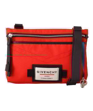A estrenar con etiquetas y bolsa guardapolvo.
  Color: Rojo/Negro.
  Material: 92% poliamida 8% acrilico.
  Cierre de cremallera.
  1 compartimento principal.
  Bolsillo interno de parche.
  Parche con el logotipo en la parte delantera.
  Correa ajustable par.