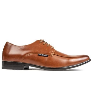 Voeg een beetje retro styling met urban designer vibes toe aan je outfit met de heren Gustavo sneakers van designer Ben Sherman. Het diepblauwe bovenwerk wordt aangevuld met een cup-ole in tennisstijl en direct herkenbare branding.