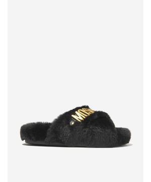 These Moschino Kids Girls Faux Fur Slippers add a touch of luxury to any wardrobe. Crafted from a soft blend of 88% Polyester and 12% Calf Leather, they feature a classic black hue, a furry surface and the iconic logo on the sides. Perfect for casual and formal occasions.·  Moschino Kids·  Made in Italy·  Occasion: Casual·  Print