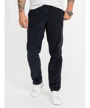 Wenn Sie nach stylischen Beinkleidern suchen, dann sind Sie bei Rock Creek an der richtigen Adresse. Die Marke bietet eine Vielzahl an modischen Hosen für Damen und Herren. Wählen Sie zwischen lässigen, eleganten und extravaganten Modellen und finden Sie die ideale Hose für Ihren Stil. Die verschiedenen Modelle begeistern mit einer hohen Materialqualität, einer hervorragenden Verarbeitung und einem angenehmen Tragegefühl. Außerdem präsentieren sie sich mit trendstarken Designs. Mit dem Modell RC-2156 bieten wir Ihnen, eine Cordhose mit einem robusten Stoff die zugleich weich, gemütlich und trotzdem edel aussieht an.