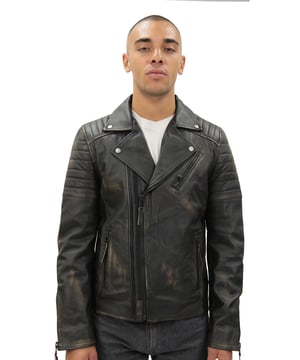 Dit jack, het middelpunt van een tijdloze look, is gemaakt van volnerf nappaleer voor een slim-fit, stijlvol bikersilhouet. Opvallende toevoegingen aan dit kledingstuk zijn onder meer geribde details op de schouders en een traditionele brede kraag. De voorkant van de jas is geaccentueerd met een dubbele ritssluiting en heeft een schuine zak met ritssluiting op de borst en nog twee zakken met ritssluiting. Deze jas is verkrijgbaar in verschillende kleuren voor verschillende smaken, zodat iedereen zijn ideale stijl kan vinden in dit klassieke Brando-stijlstuk. • 100% premium ultrazacht nappaleer. • Schuine borstzak met ritssluiting • Dubbele ritssluiting aan de voorkant, getagd voor gebruiksgemak • Brede revers met drukknopen • Zakken geïntegreerd in de voering van de jas • Stijlvolle manchetten met ritssluiting • Geribbelde details op de schouders