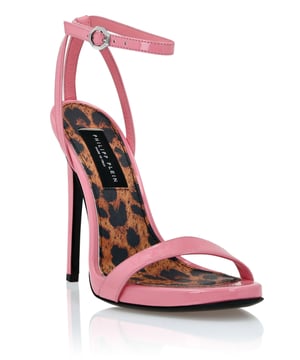Sandalen met één bandje van lak. Zeshoekige gesp op het enkelbandje. Met nappa gevoerd voetbed. Gestreepte zool van echt leer. Naaldhakken: 120 mm.